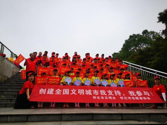 人民路小学公益小天使争做文明交通小卫士