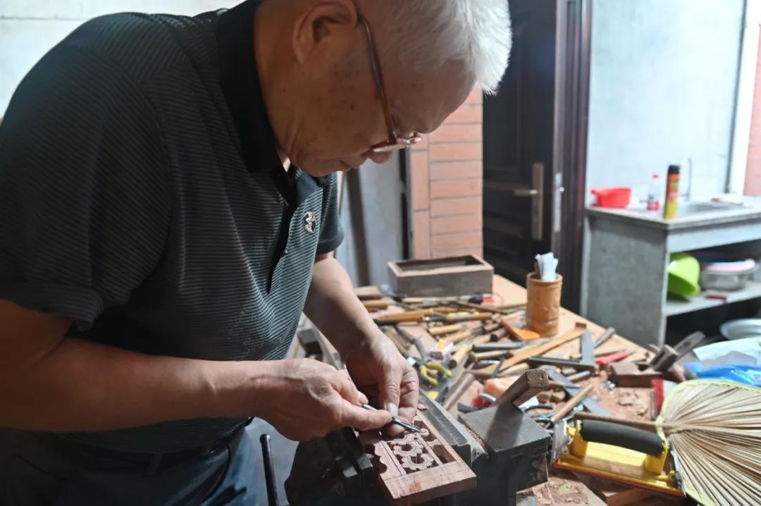 雕刻亚运吉祥物！60年匠心独运的他，如琢如磨刻画木雕人生