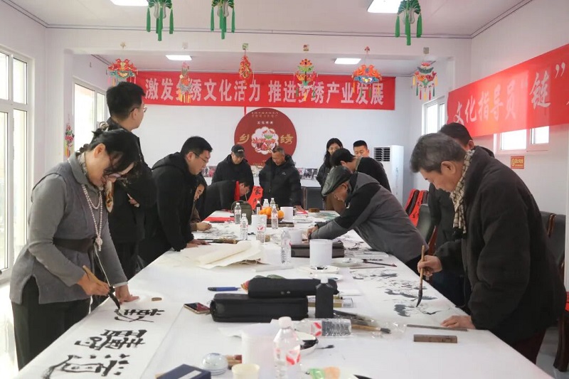 Ϋ���ٹ��С�������·��С����껭����������չʾ��߽�̨ͷ..