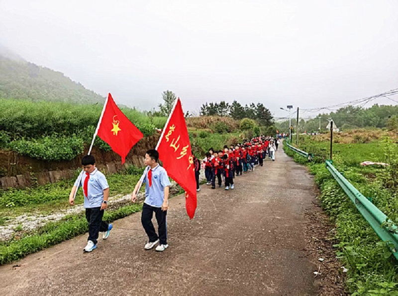 ��ұ����ɽ��Сѧ��չ��ͽ������ɽ�����������硱����ʵ���